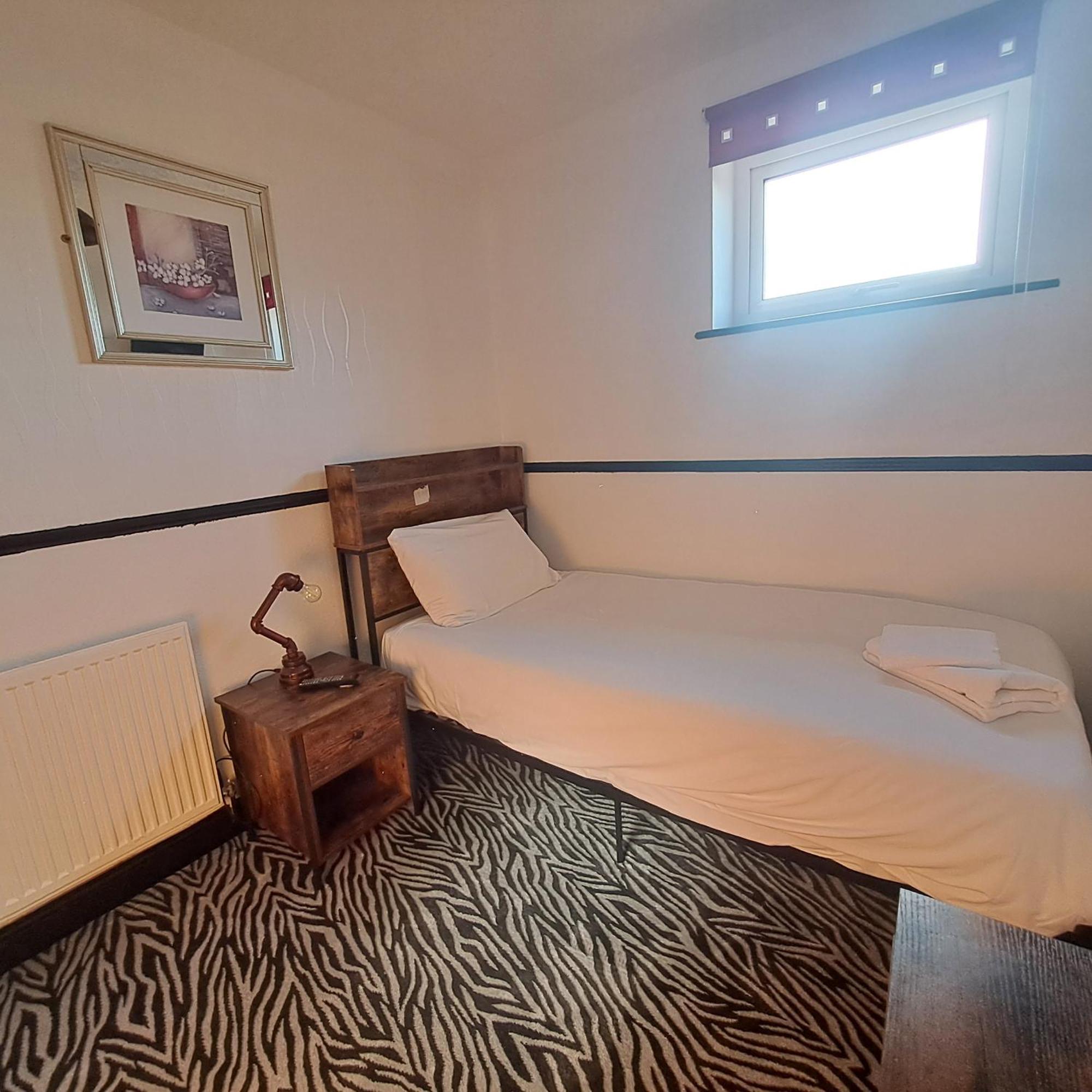 Boathouse Hotel Holyhead Extérieur photo